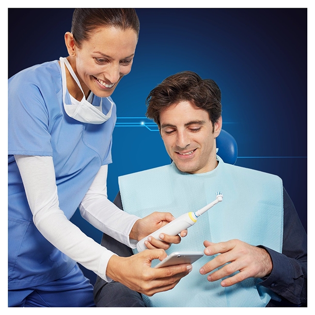 hammaste probleemid ja ravi - ortodont patsiendile hambaharja näitamas