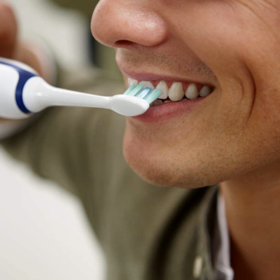 hambad valgeks - mees peseb hambaid